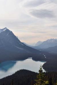 Ένα όμορφο ορεινό τοπίο με μια λίμνη σε πρώτο πλάνο