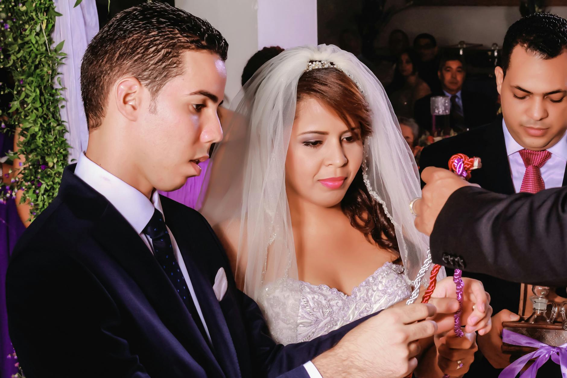 Μια φωτογραφία μιας ερήμου με μια όμορφη ανατολή στο φόντο.