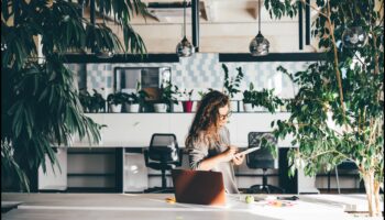 Αγκαλιάστε τη φύση: Ενσωματώνοντας βιοφιλικές ιδέες διακόσμησης στο σπίτι σας