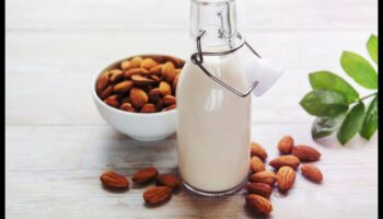 Πρωινές τελετουργίες: Αγκαλιάζοντας τις κρεμώδεις απολαύσεις του γάλακτος αμυγδάλου