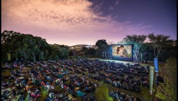 Πώς τα τοπία εμπνέουν και επηρεάζουν τον σχεδιασμό των εξωτερικών προβολών ταινιών;